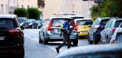 schule unsicher zu erreichen: ace nennt elterntaxi als risiko
