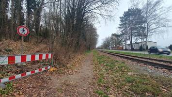Stark befahrene Straße an der Elbe wird zur Staufalle