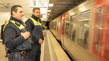 Bedrängt in Bus und Bahn? So rufen Sie Hilfe in Verkehrsmitteln