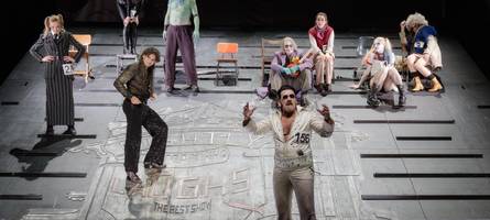 eine sause für superhelden und superschurken: „der lachende mann“ am staatstheater augsburg