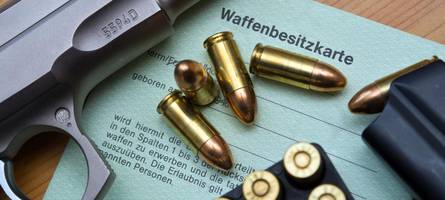 witwe will waffen bei der polizei abgeben: jetzt hat sie eine anzeige