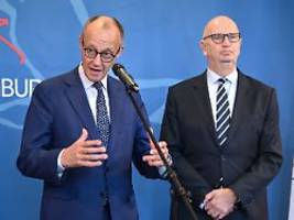 Kanzler-Sprecher widerspricht: Grünen-Chef Banaszak fordert Merz-Entschuldigung für Stadtbild-Aussage