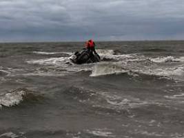 lebensgefährliche strömung: motorboot gesunken - marine rettet männer aus nordsee