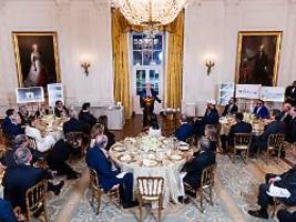 waren wirklich großzügig: trump lädt finanziers seines ballsaals zu prunkvollem dinner