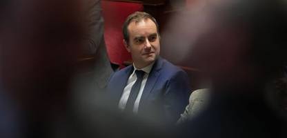 frankreich: regierung übersteht erste misstrauensabstimmung in der nationalversammlung