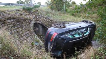 Audi-SUV schießt von der A7 bei Ellerau und landet im Bachlauf