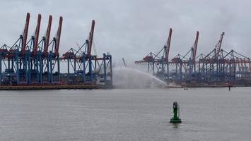 brand im hamburger hafen: feuerwehr rettet menschen aus kran