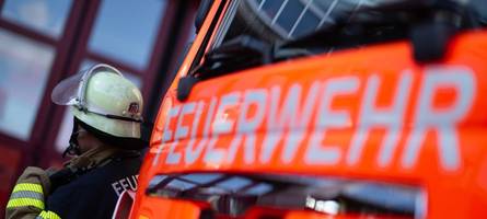 junger feuerwehrmann legt aus weltschmerz feuer