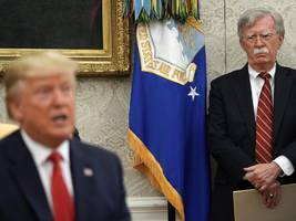 Im Visier der US-Justiz: „Der größte Skandal seit Hillarys E-Mails“ – Trump-Kritiker Bolton angeklagt