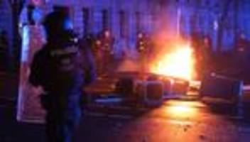 Proteste: Demonstranten zünden im Leipziger Osten Barrikade an