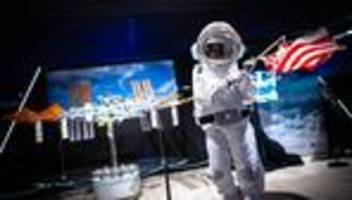 space hub: raumfahrt im kaufhaus - neue ausstellung in bremen