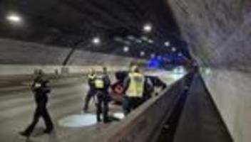 unfall im tunnel: drei verletzte nach auffahrunfall in köln