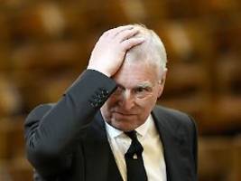 anhaltende anschuldigungen: prinz andrew gibt königlichen titel und ehren auf