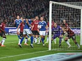 Düsseldorfs Krise hört nicht auf: Schalke überrollt Topspiel-Gegner und springt auf Platz eins