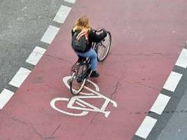 Unfall mit Radler: Gilt auch auf dem Fahrradstreifen ein Rechtsfahrgebot?