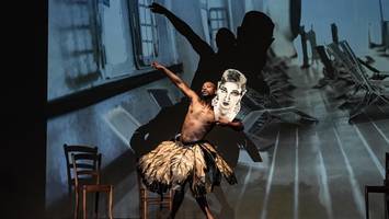 musiktheater: ein schiffsdeck voll prominenter und skurriler figuren