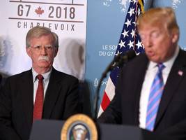 Im Visier der US-Justiz: „Der größte Skandal seit Hillarys E-mails“ - Trump-Kritiker Bolton angeklagt