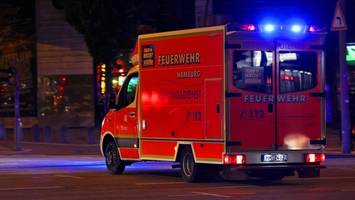 Auto kracht gegen Laternenmast – Fahrer verletzt im Krankenhaus