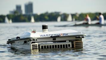 huch! spaziergänger rätseln – was schwimmt denn da auf der alster?