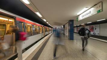 Mann findet Geldbündel am U-Bahnhof und übergibt es der Polizei