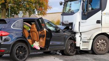 Porsche kracht in Lkw: Nicht angeschnallte Kinder schwer verletzt