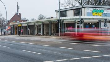 auto erfasst radfahrer an langenhorner chaussee – lebensgefahr