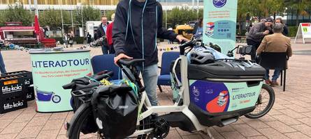 Die Buchpreisträgerin lächelt, der Buchbotschafter wundert sich und der Buchmarkt ist auch nur ein Markt