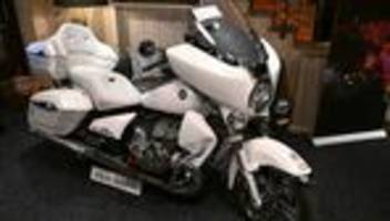 Auktion: Signiertes Papst-Motorrad wird versteigert