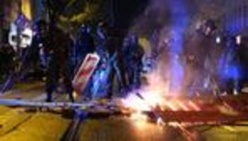 brennende barrikaden: nach krawallnacht: polizei ermittelt gegen verdächtige