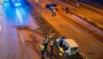 verkehr: unfall mit drei autos und mehreren verletzten in münchen