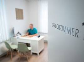anreize gegen fachkräftemangel: Ärztepräsident fordert aktivrente auch für selbstständige mediziner