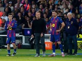heftiger protest in la liga: wegen barca-reise: spieler bleiben regungslos auf dem platz stehen