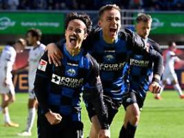 Torfestival in 2. Liga: Paderborn bleibt Schalke nach wildem Sieg auf den Fersen