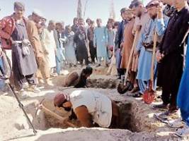 unmoralisch und barbarisch: pakistanische luftangriffe töten afghanische cricket-profis