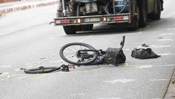 schon wieder: lkw erfasst radfahrer beim abbiegen – schwer verletzt