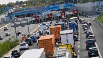 urlaubswelle rollt: acht kilometer stau auf a7 und a1 in hamburg