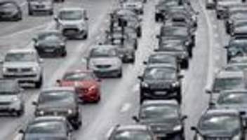 ferienverkehr: stau auf der a7 - unfall und zu viel verkehr