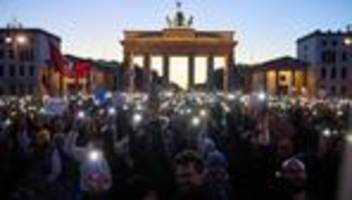 Friedrich Merz: Hunderte demonstrieren in Berlin für Abgrenzung gegen AfD