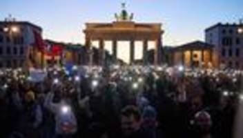 protest am brandenburger tor: hunderte demonstranten in berlin fordern brandmauer hoch!