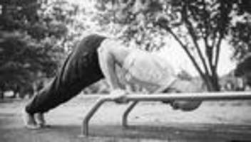 Unser Personal Trainer: Der Liegestütz in der herabschauenden Hundeposition