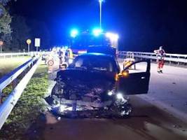 Drei Wagen krachen ineinander: Autofahrer stirbt bei schwerem Unfall auf A1