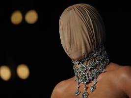 Verhüllt bei Gala in LA: Kim Kardashian schockt mit Masken-Look