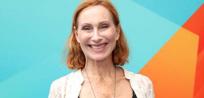 andrea sawatzki spricht über pflege des an demenz erkrankten vaters in ihrer kindheit