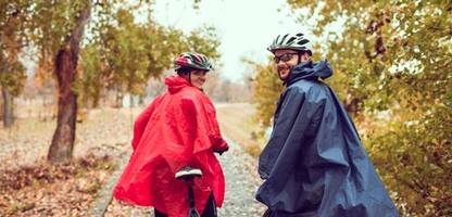 fahrrad-kleidung im test: regenponchos von fjällräven, vaude, tatonka, agu und hock
