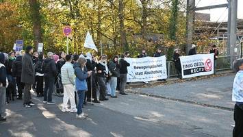 Beengt, Polizei „martialisch“: Laute Kritik an Flüchtlingsunterkunft