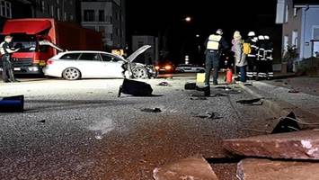 betrunkener audi-fahrer touchiert kantstein und zerlegt ampelmast