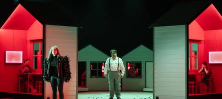 „Carmen“ auf der Anklagebank: So düster wirkt die Oper in der neuen Inszenierung am Staatstheater Augsburg