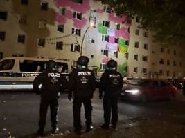 Angriffe mit Pyrotechnik: Berliner Polizei rückt zu Räumung besetzter Häuser an