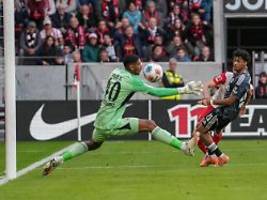 da sieht er natürlich blöd aus: gegentor-flut treibt eintracht zur unzeit in torwart-diskussion