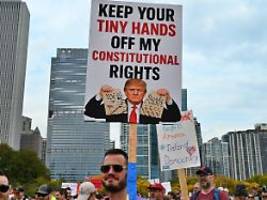 Ich bin kein König: Trump nennt Massenproteste gegen ihn einen Witz
